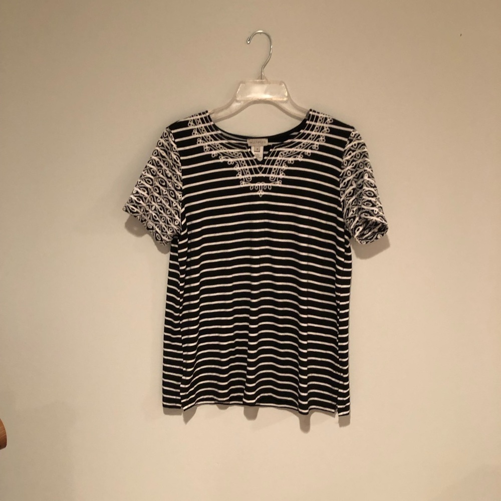Black and white top, size medium in excellent condition
